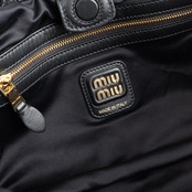 MIU MIU ロゴ入り ナッパレザー ホーボーバッグ ブラック