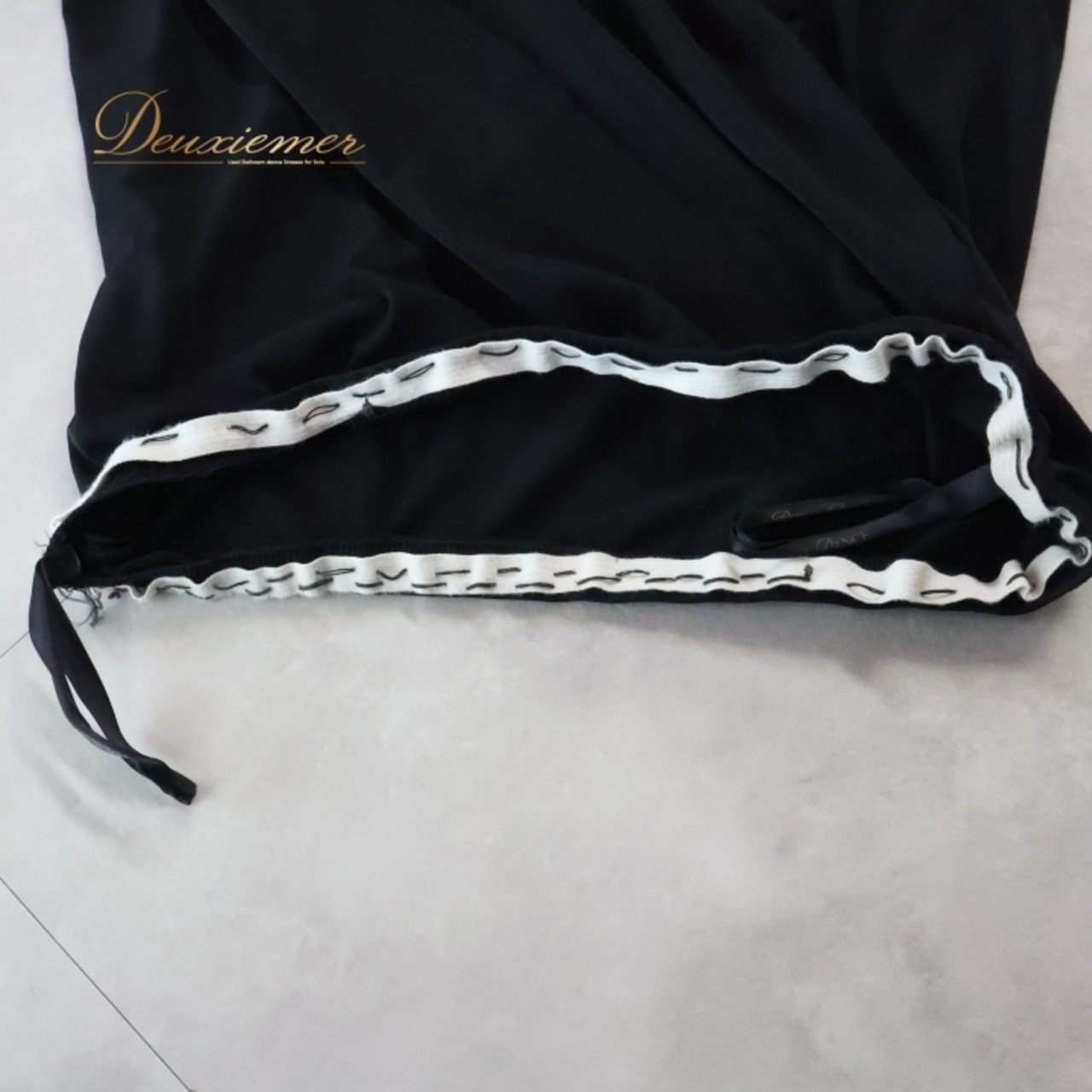 社交ダンス 衣装 スカート ブラック系 ホワイト系 チャコットロイヤルダンス Chacott ROYAL DANCE 日本製 黒 白 モノクロ シンプル ラテン レッスン 練習 レッスンウェア フリル かわいい おしゃれ 上品 華やか フレア裾 大人 レディース スポーツウェア お洒落 女性用 ダンスレッスン きれいめ シンプルデザイン クール シック