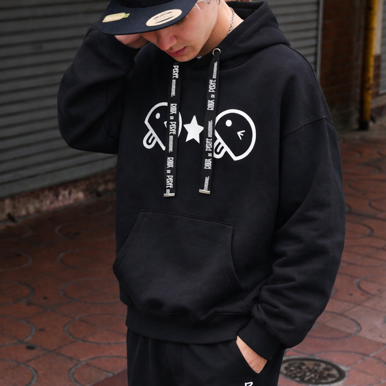 ロゴ紐ベーマークパーカー