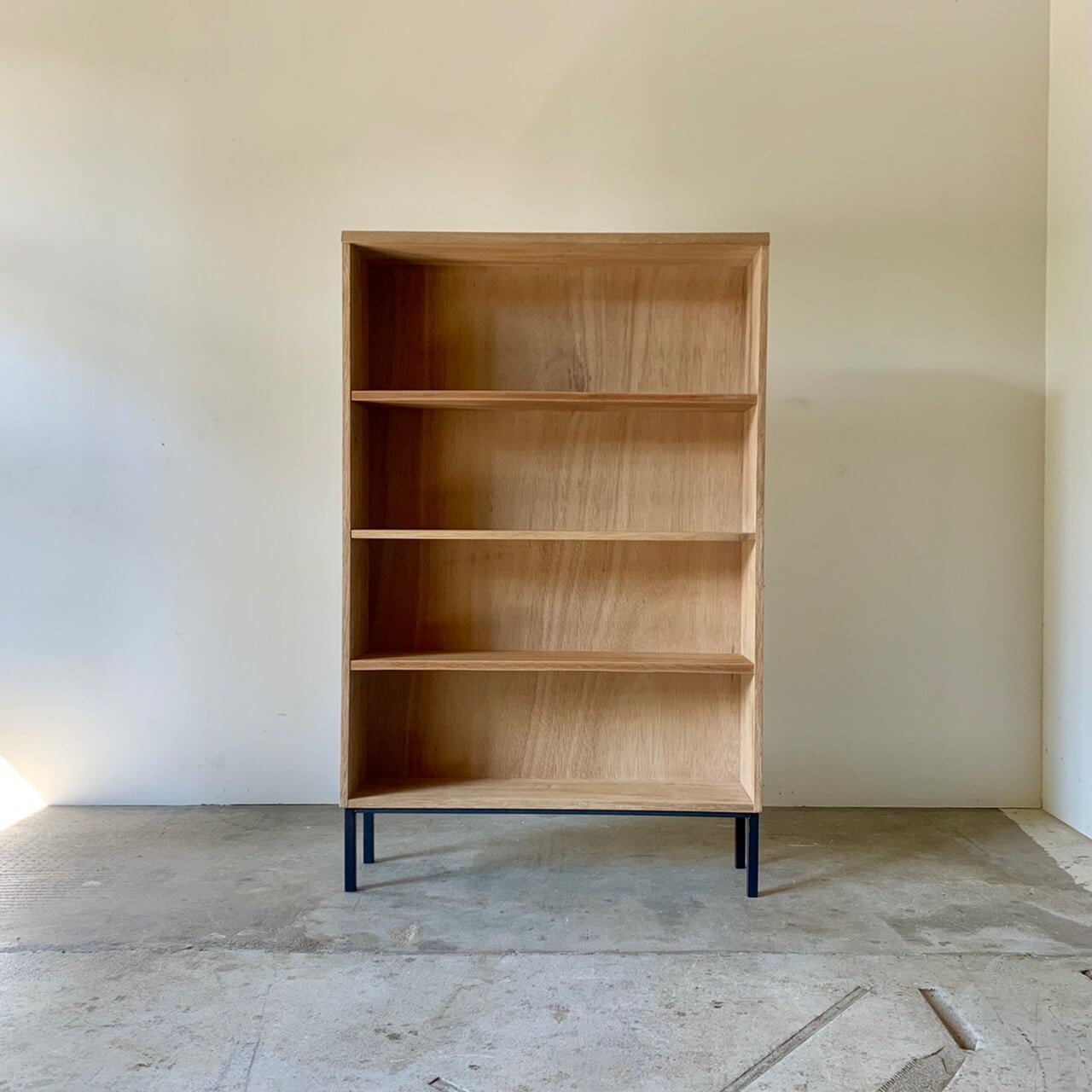 鉄脚の棚　本棚　古家具　0598