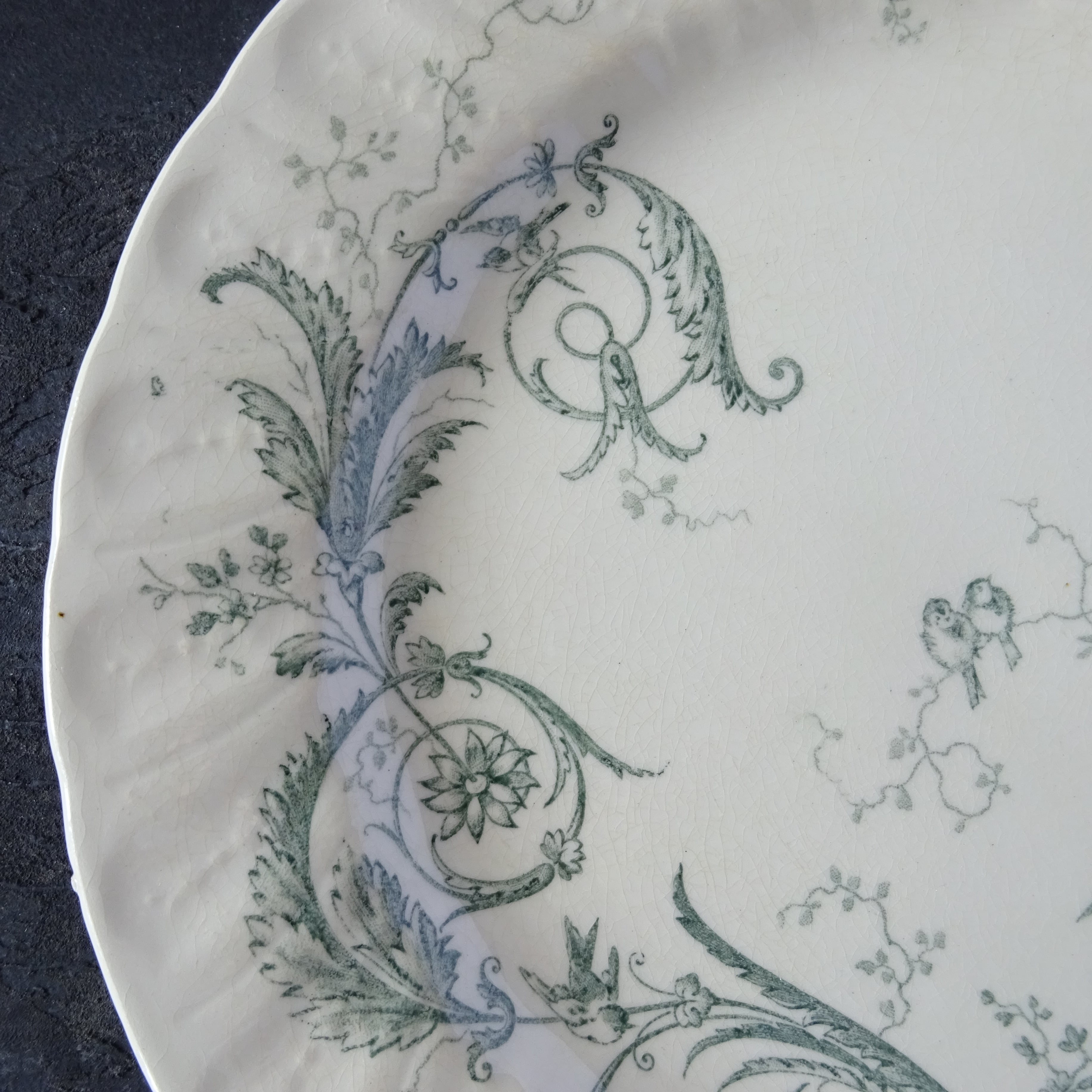 TERRE de FER PORCELAINE OPAQUE DE GIEN modèle 《RINCEAUX》 assiette plate (B)