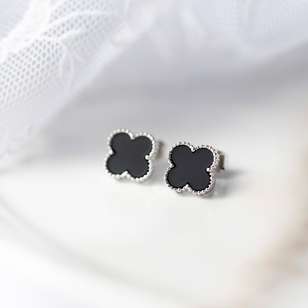 クローバー ピアス / イヤリング シルバー×ブラック オニキス風 クローバー ピアス / イヤリング シルバー×ブラック オニキス風