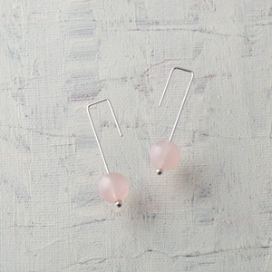 Crochet(クロシェ)ピアス 丸玉 ローズクォーツ(ロジウムコーティング)