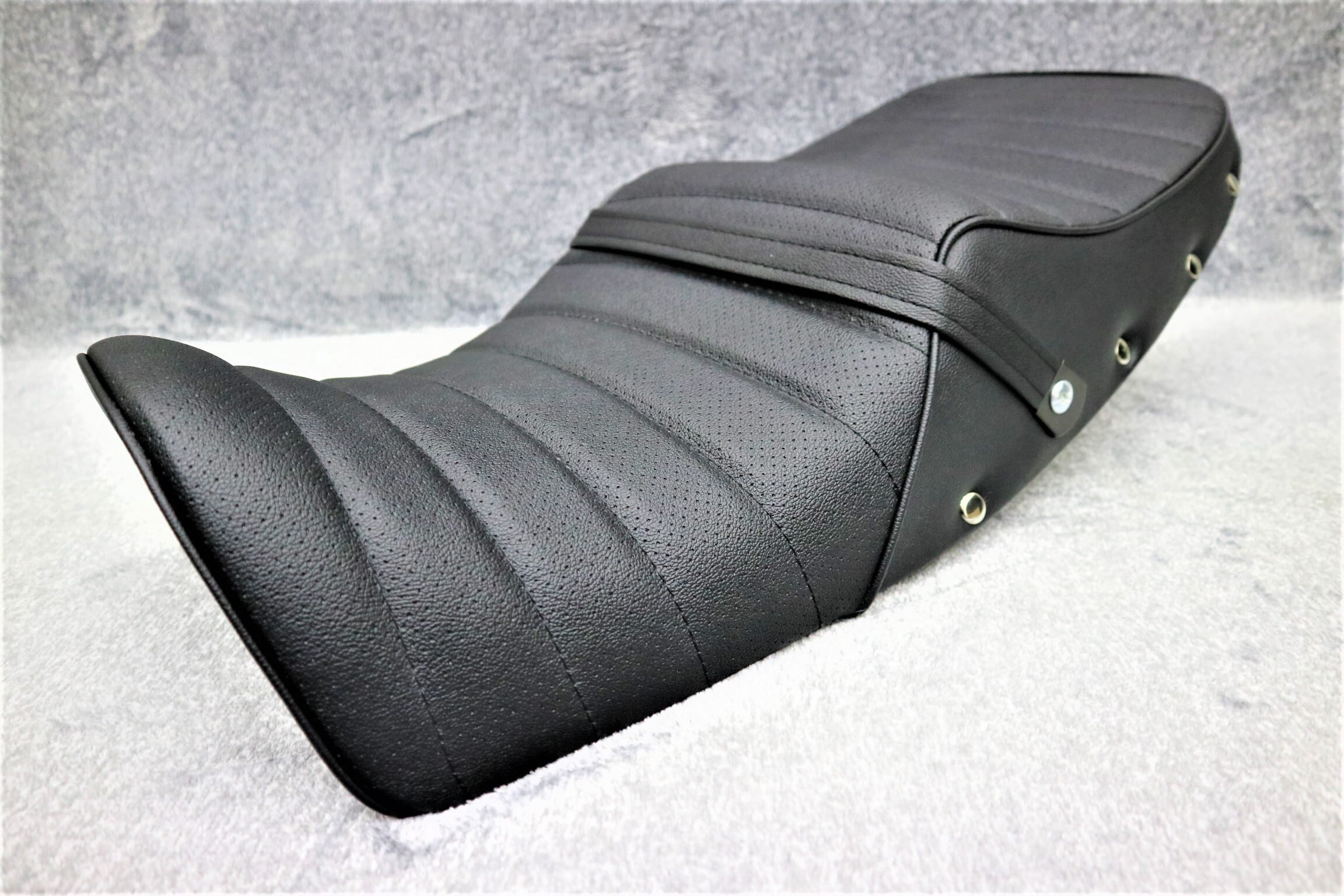 タックロール シート パンチング 黒 ボタン XJR1200 XJR1300あんこ抜き 完成品 94-99 4KG RP01J段シート 変形  タンデム ベルト 鋲 外装 アキヤンのバイクパーツ