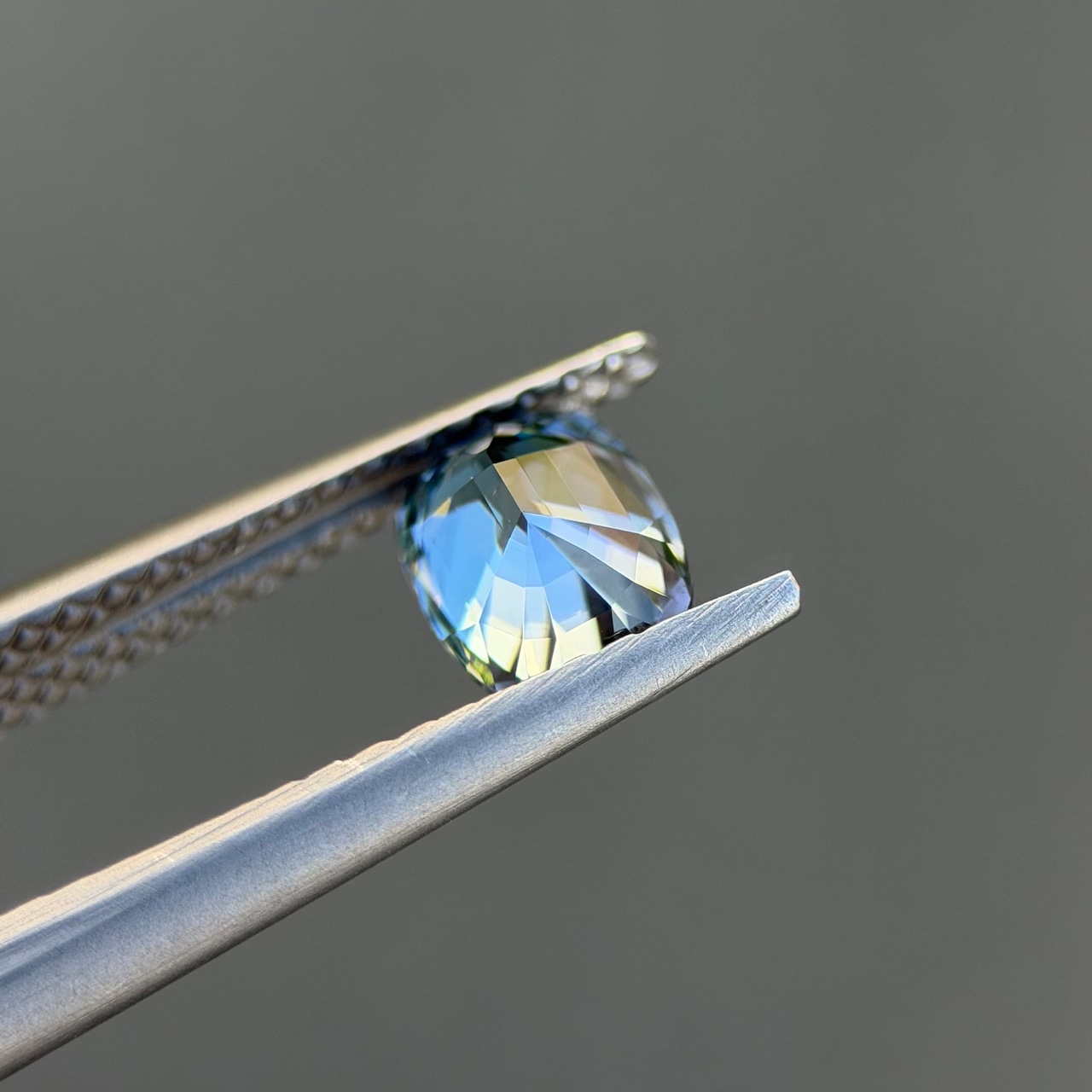 カラーチェンジジルコン 6.1x4.6mm, 0.95ct, ミャンマー産