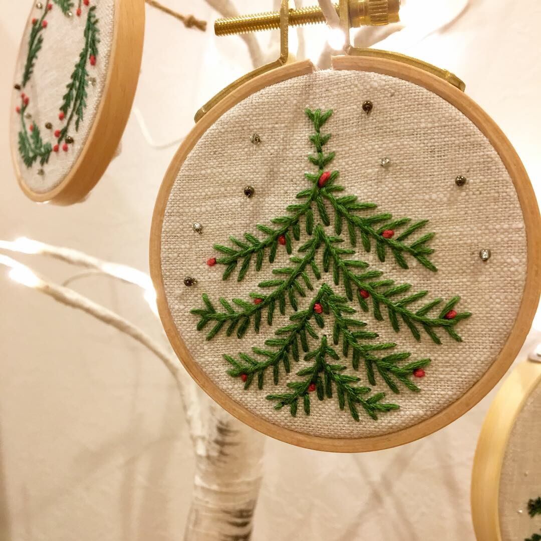 クリスマスツリー  飾り枠に手刺繍. ☆☆ Christmas ☆☆