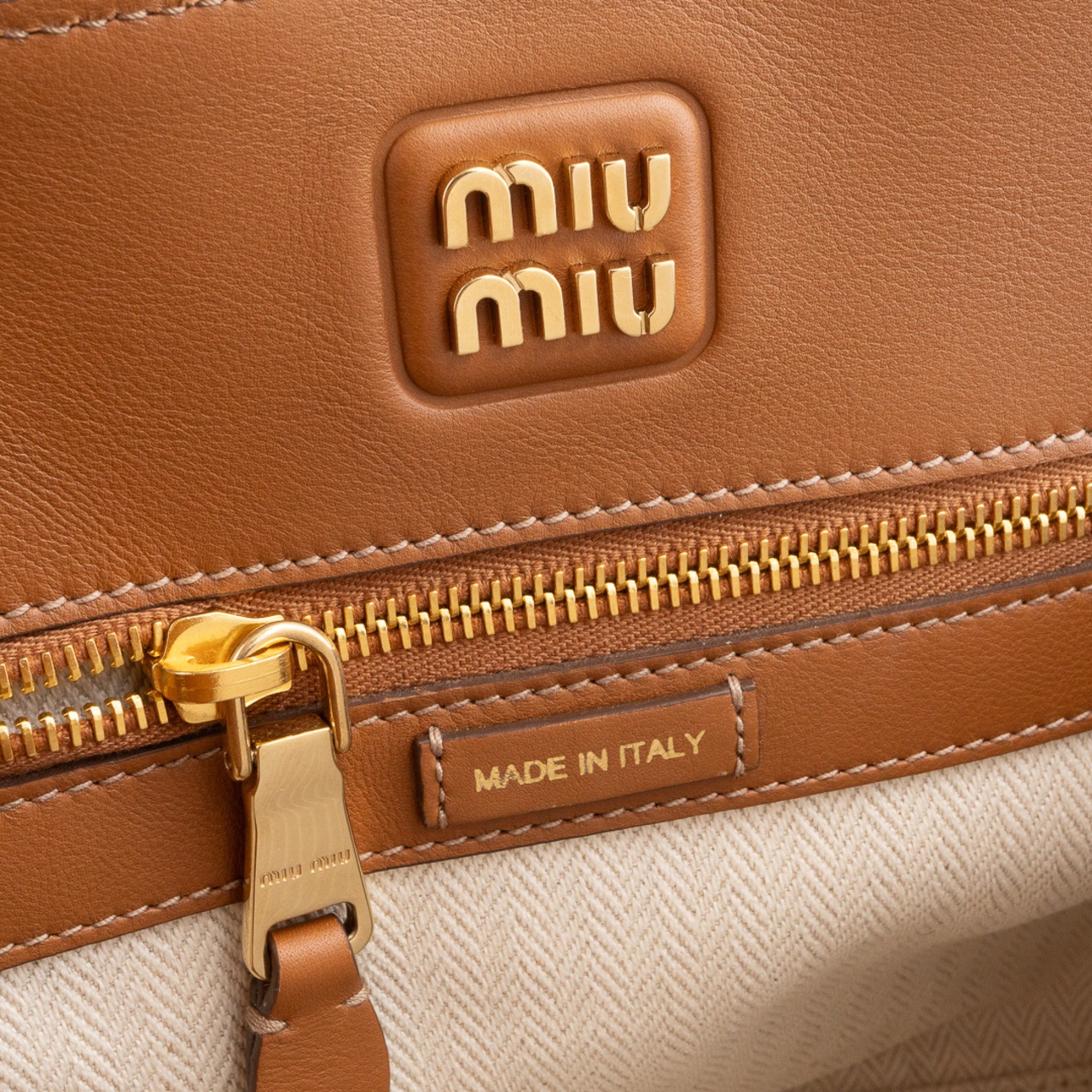 MIU MIU エンボスロゴ レザー ハンドバッグ コニャック