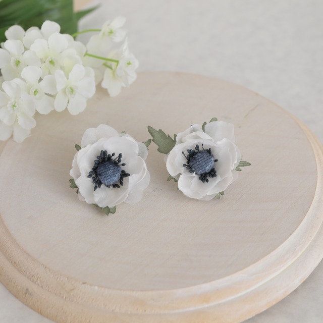 ［布花］アネモネ ◎white（ピアス・イヤリング）