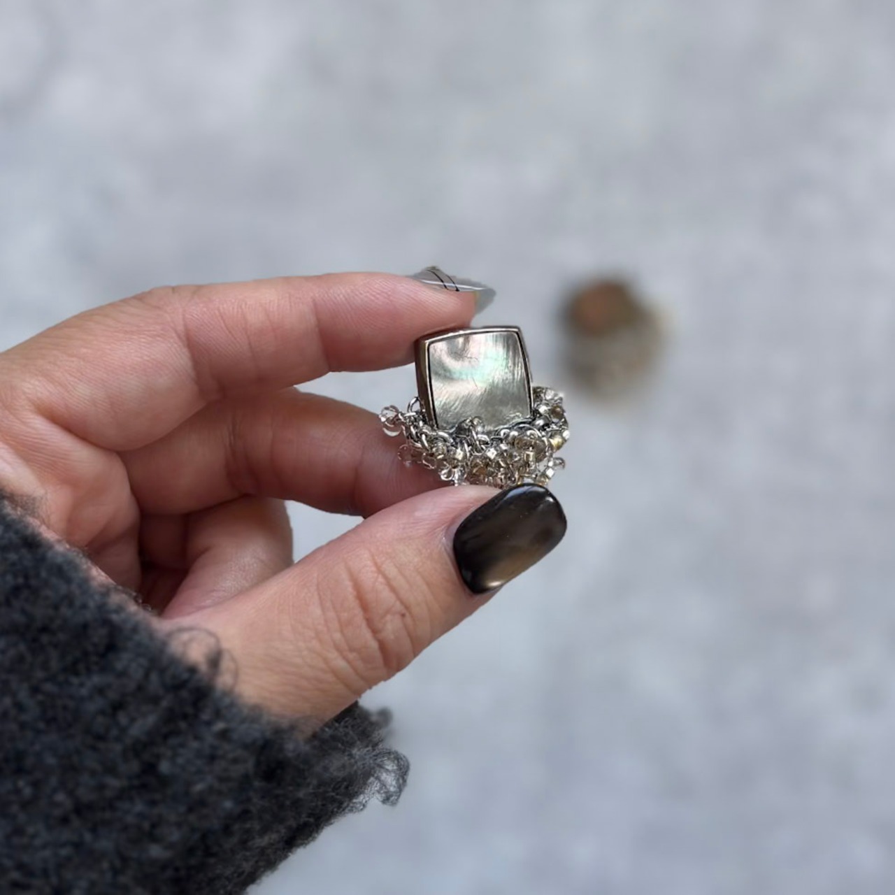 黒蝶貝ボタン　纏うファルファーレビーズ　ピアス/イヤリング