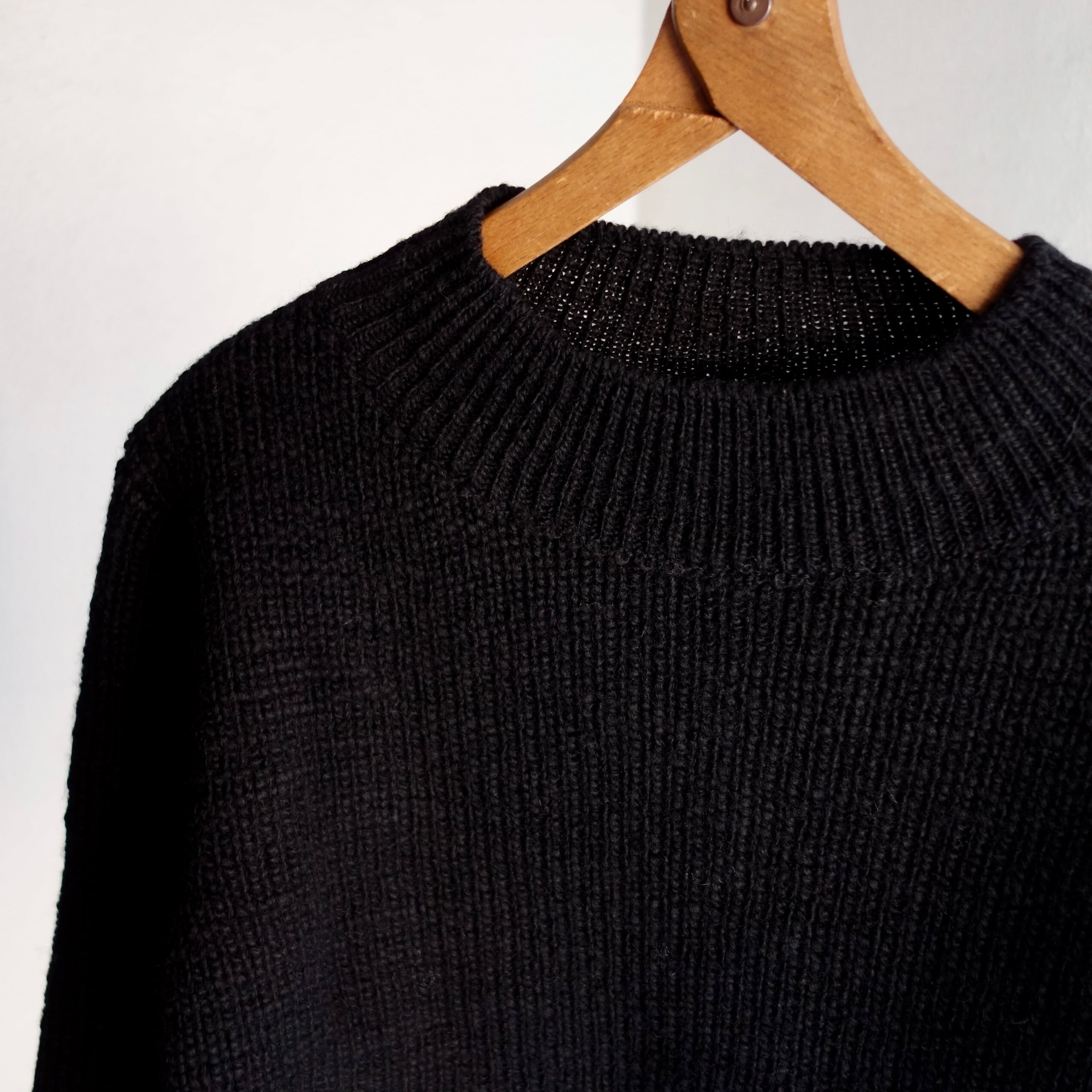 classic mockneck sweater / black