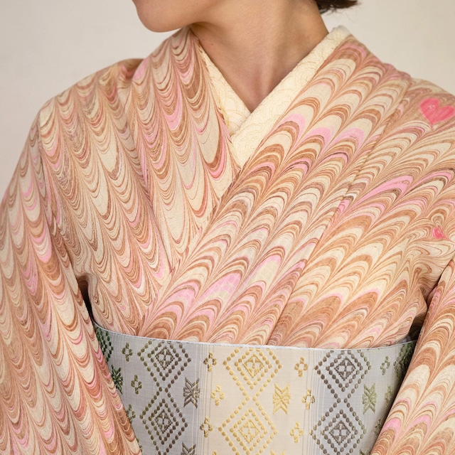 「木苺のタルト」斜めピーコック柄　❤︎飛び柄　洗えるきもの（シルジェリー格子柄）〜