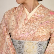 「木苺のタルト」斜めピーコック柄 ❤︎飛び柄 洗えるきもの(シルジェリー格子柄)〜