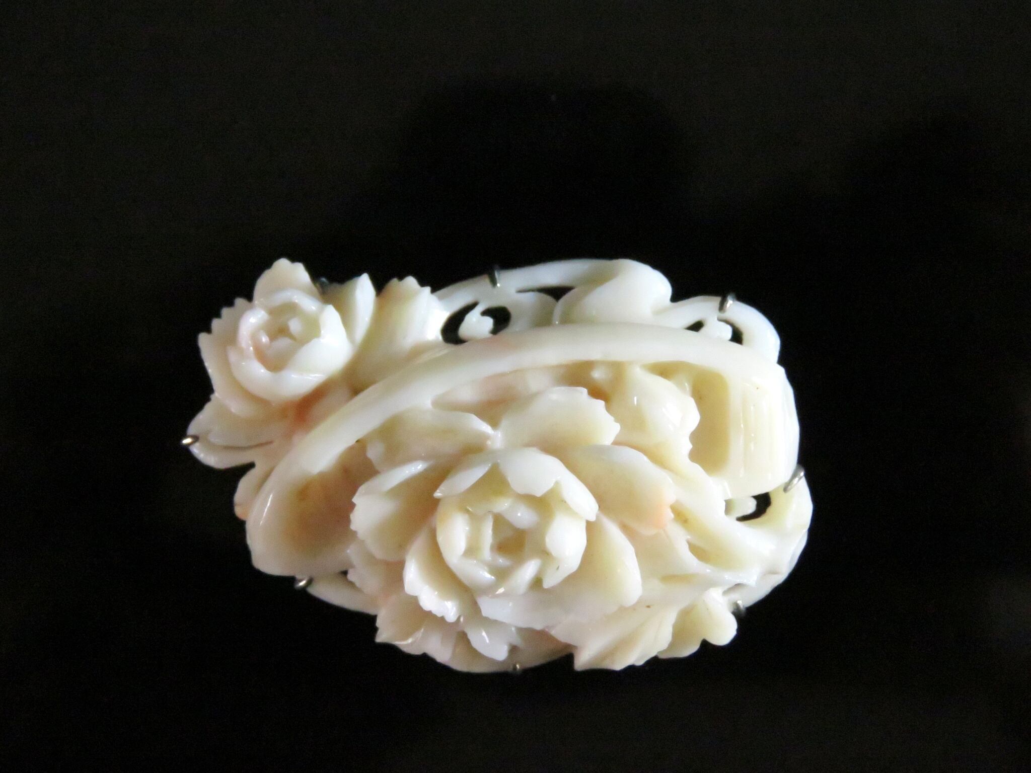 大正頃 薄紅珊瑚細工 細密彫 薔薇帯留 dby7373-9 | こがん堂 大阪