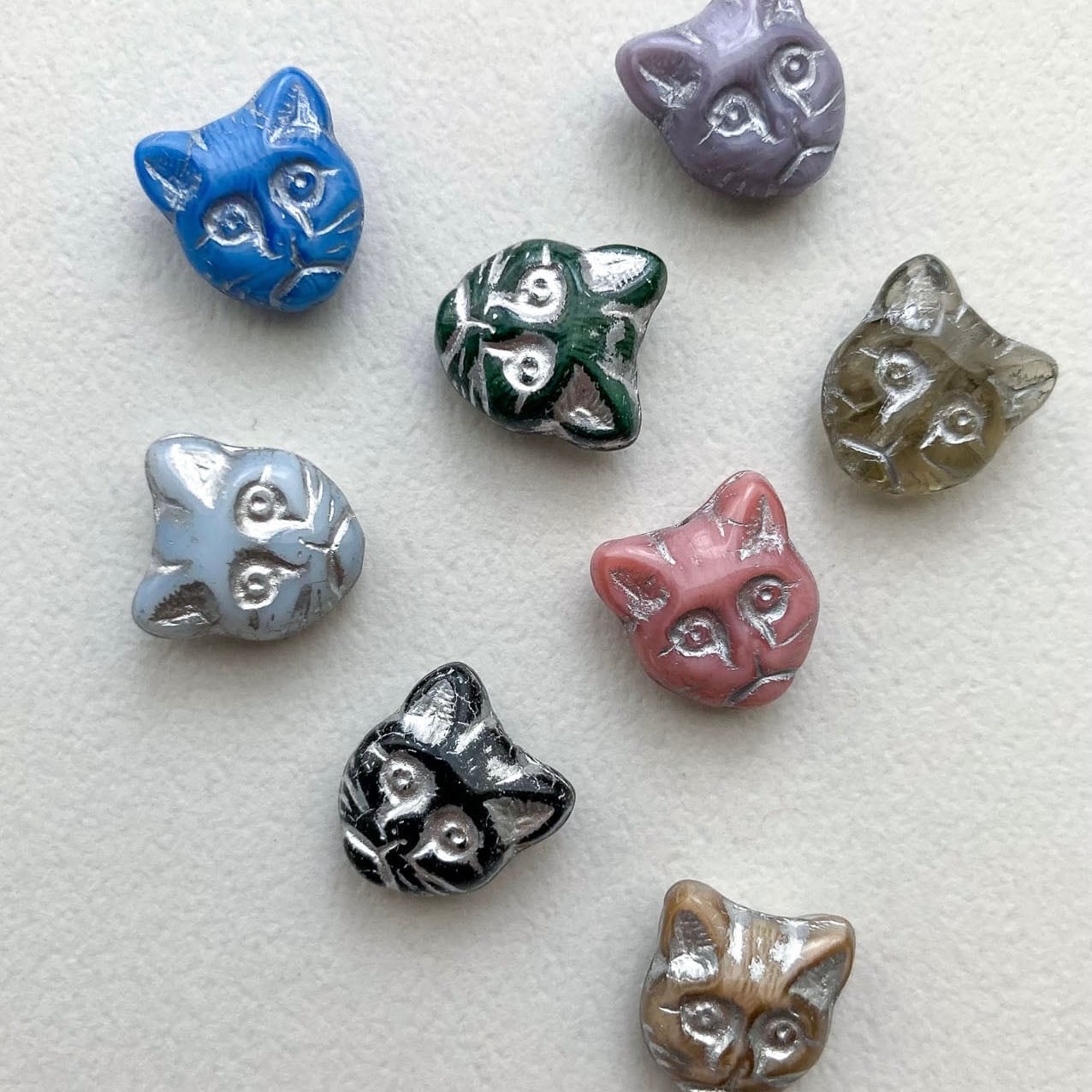 〈再入荷〉猫顔チェコガラスビーズ(シルバー・12mm)