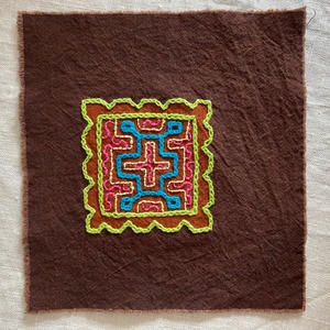 泥染め刺繍コースター3 ギザギザ枠　レモンと空色　額装用　シピボ族の泥染め　インテリア雑貨　先住民の工芸　民藝