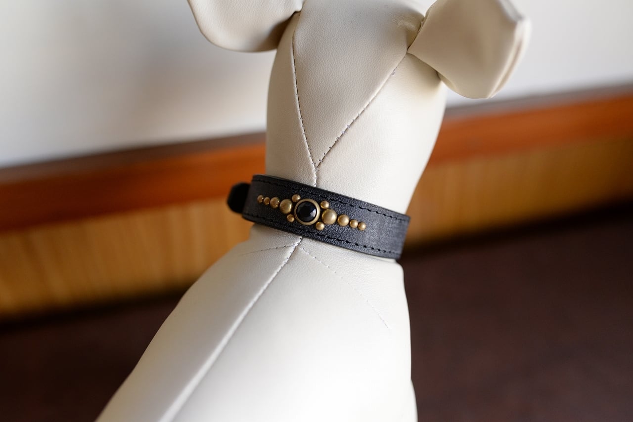 真鍮のスタッズを使った小型犬用の黒い革の首輪 K-sb1Gtb | 犬の首輪