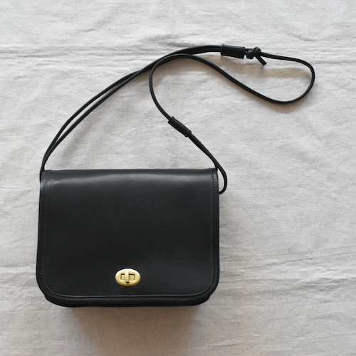 【Unisex】 SLOW  |  bono flap width shoulder bag　スロウ  |  ツイストバックル ヨコ型 ショルダーバッグ