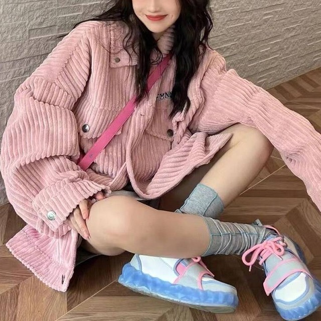 アウター ジャケット レディース コーデュロイ レトロ ミディアム丈 長袖 ポロ襟 シングルブレスト シャツスリーブ かわいい 大人可愛い シンプル カジュアル おしゃれ こなれ感 ラブリー キュート ガーリー ルーズ 個性的 送料無料 M L XL 2XL ゆったり 大きめ ピンク 無地 秋 冬 10代 20代 30代 40代 女性用 通勤 学生 通学 お出かけ 女子会 旅行 着回し 普段使い  双子 韓国系 ファッション コーデ スタイル 楽ちん あったか モテ 体型カバー インスタ映え トレンド
