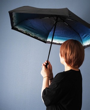 雨の中で差す星空 "夜空に降り注ぐ流星柄" 晴雨兼用 折りたたみ傘・日傘（内側プリント・外側ブラック）