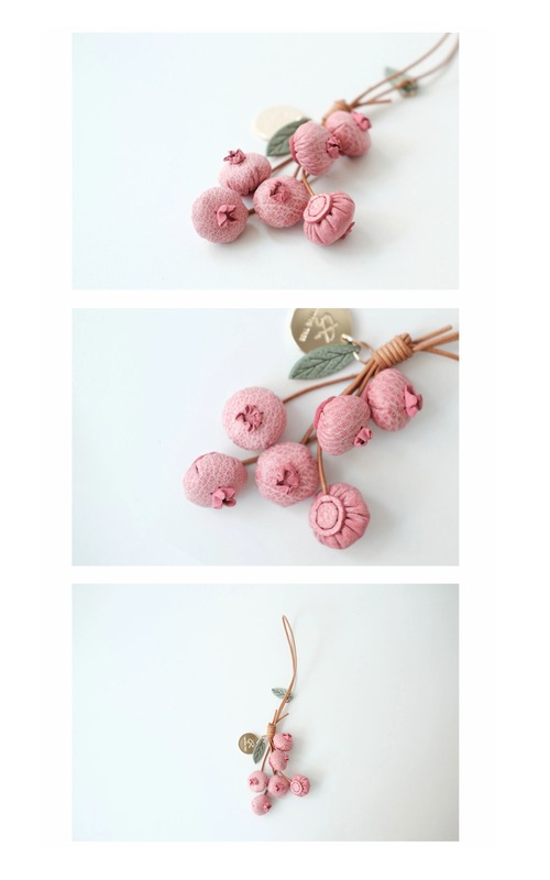 ブルーベリー キーホルダー 本革 牛革 レザー バッグチャーム 手縫い ハンドメイド 植物 モチーフ 果実 かわいい バッグチャーム 鍵飾り 小物 アクセサリー おしゃれ ギフト 商品画像6