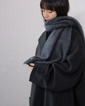 FOURAM - Fox Cashmere Muffler ：Gray｜ロゴ入りシルバーのピンブローチ／フォックス×カシミヤ