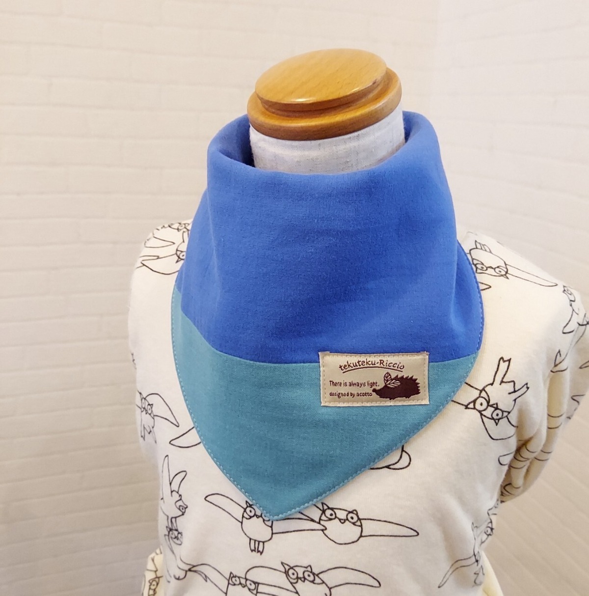 服まで滲みない防水スタイ・ブルーとターコイズグリーンのバイカラー 
