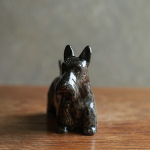 陶器の温かみ感じる、スコティッシュテリアの調味料入れ 2