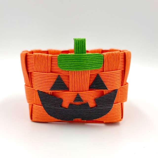 ペーパークラフトバンドの手作りカゴ　ハロウィン