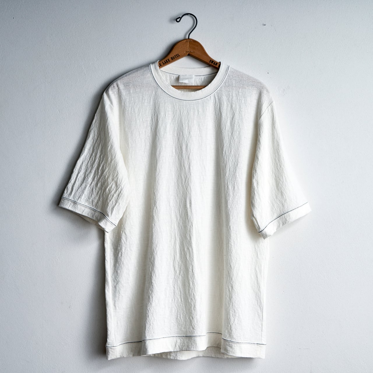 塩縮加工リネンニットTシャツ WHITE | les trois entrepôts / レ トロワ アントゥルプ powered by BASE