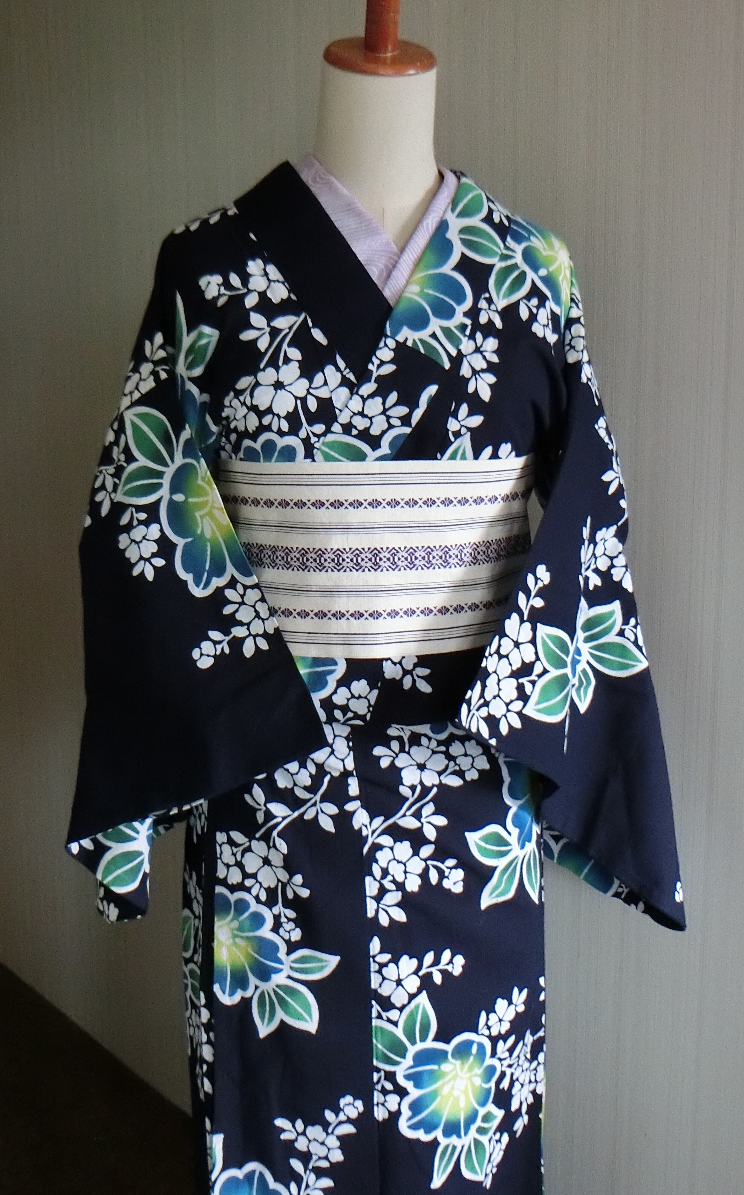 注染ゆかた 純白の木綿絽 瑠璃色ぼかし染め 咲き群れる小桔梗柄 販売