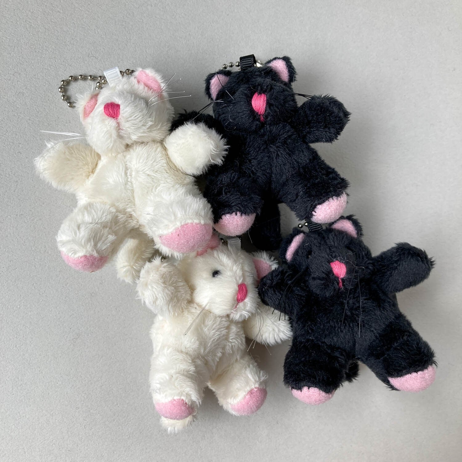 ふくよかネコのぬいぐるみキーホルダー | Dua-アクセサリーパーツショップ