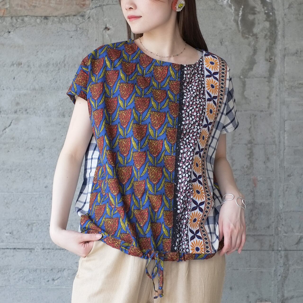 【2025再販】世界を旅するマテリアル♪パッチワーク半袖プルブラウス(23s-13)ブルー