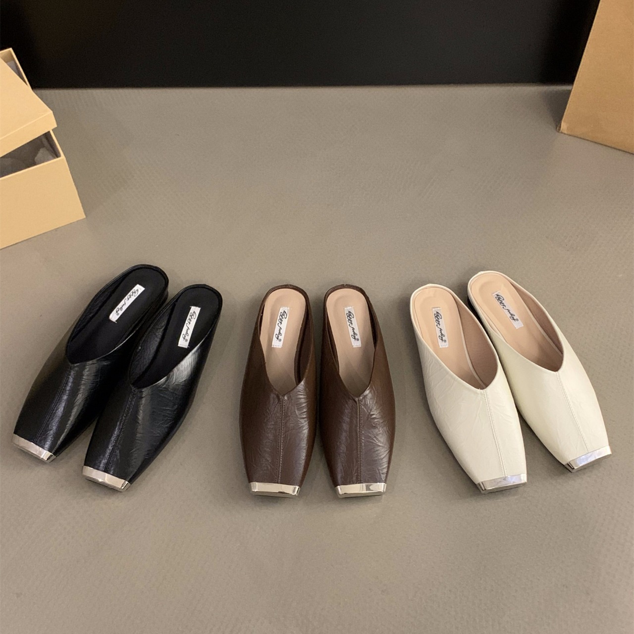 Square-Toe Metal Accent shoes  T6138