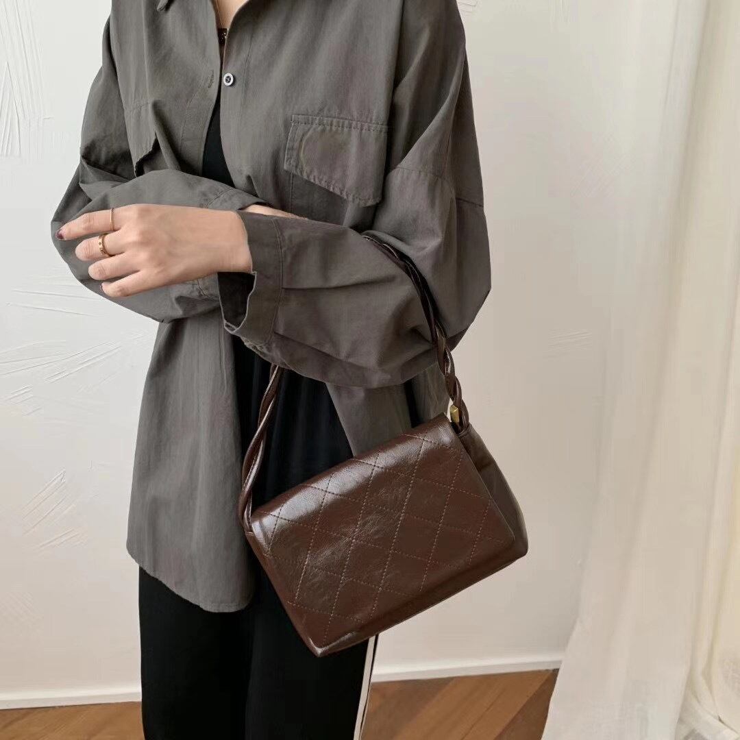 ツイストハンドルフラップバッグ