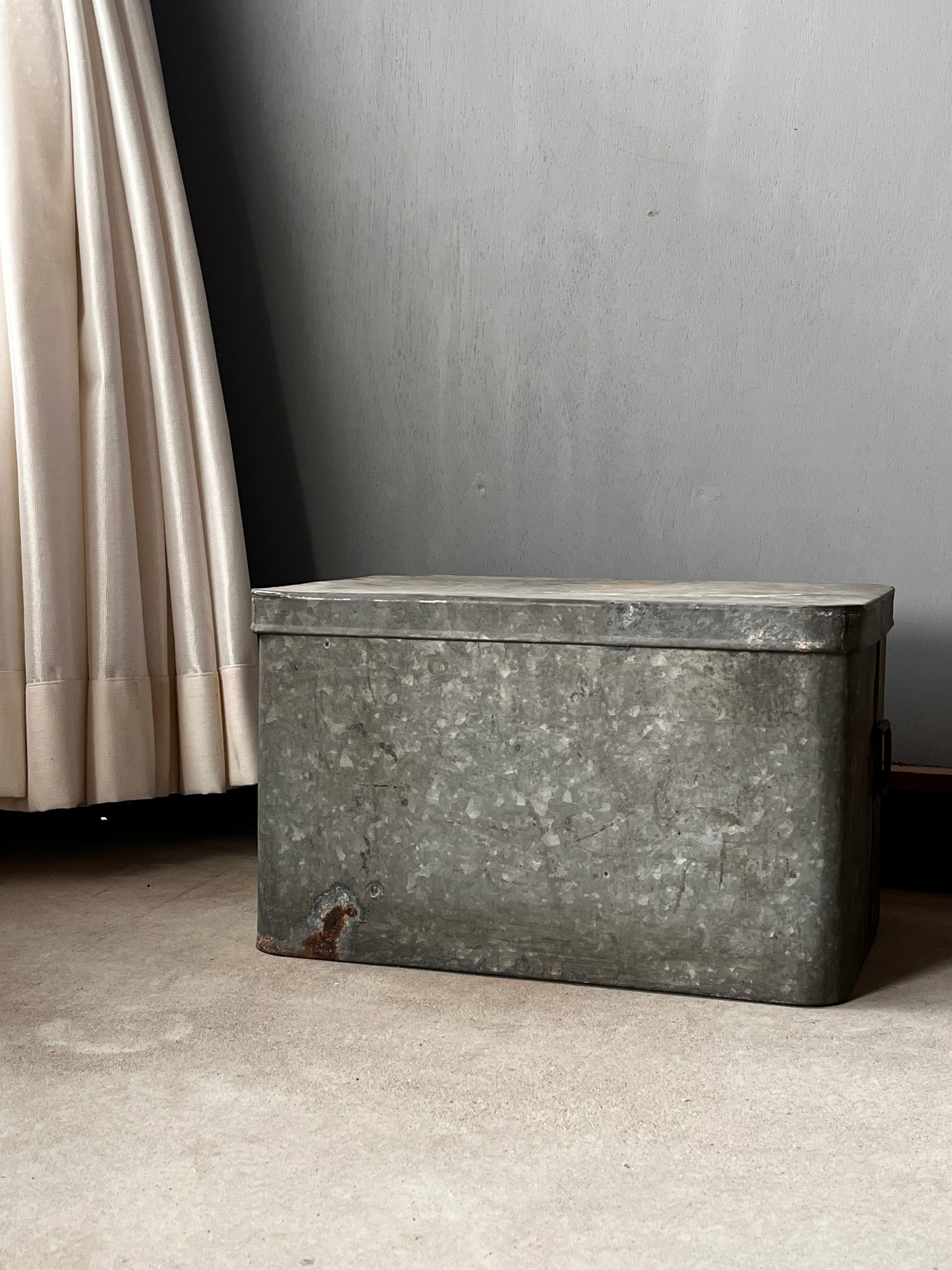 海外アンティークショップで買った古い収納ブリキ箱 海外アンティークショップで買った古い収納ブリキ箱 【公式通販】