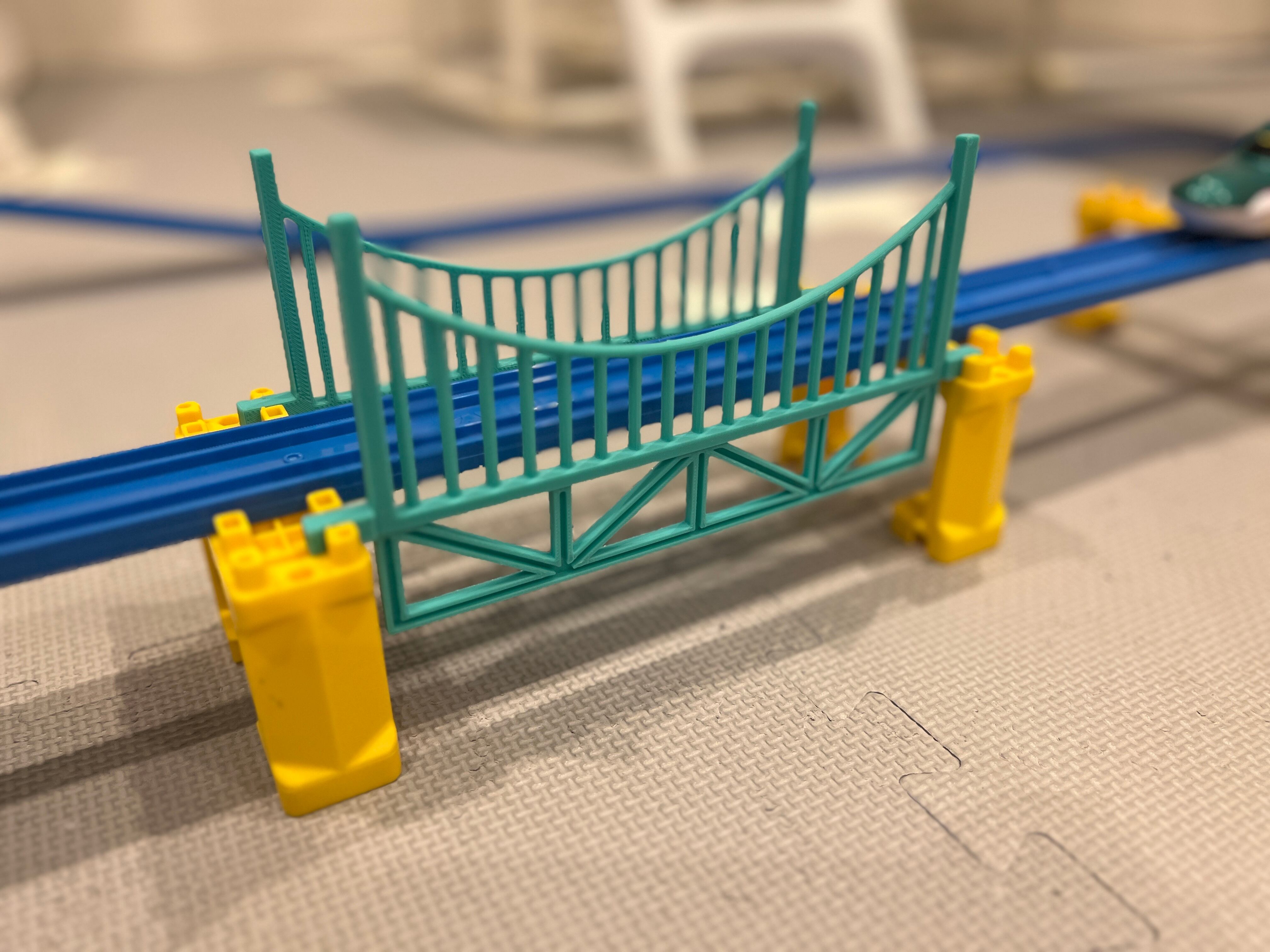 プラレール線路　8の字無限ループ　黄色グレー色ブロック橋脚　3段＋1段　大鉄橋付 プラレール線路 8の字無限ループ 黄色グレー色ブロック橋脚 3段＋1段