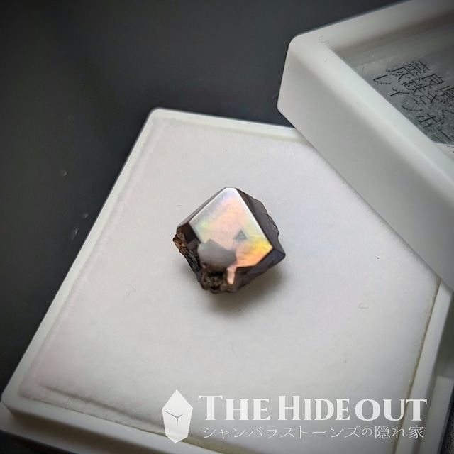 日本国産鉱物標本057 奈良県吉野郡天川村行者還岳レインボーガーネット　ラブラドかよ！の極彩色（研磨あり）