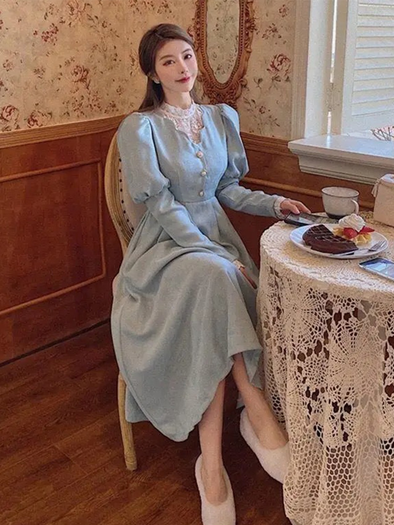 【0083】High Collar Patchwork Lace Long Sleeve Dress