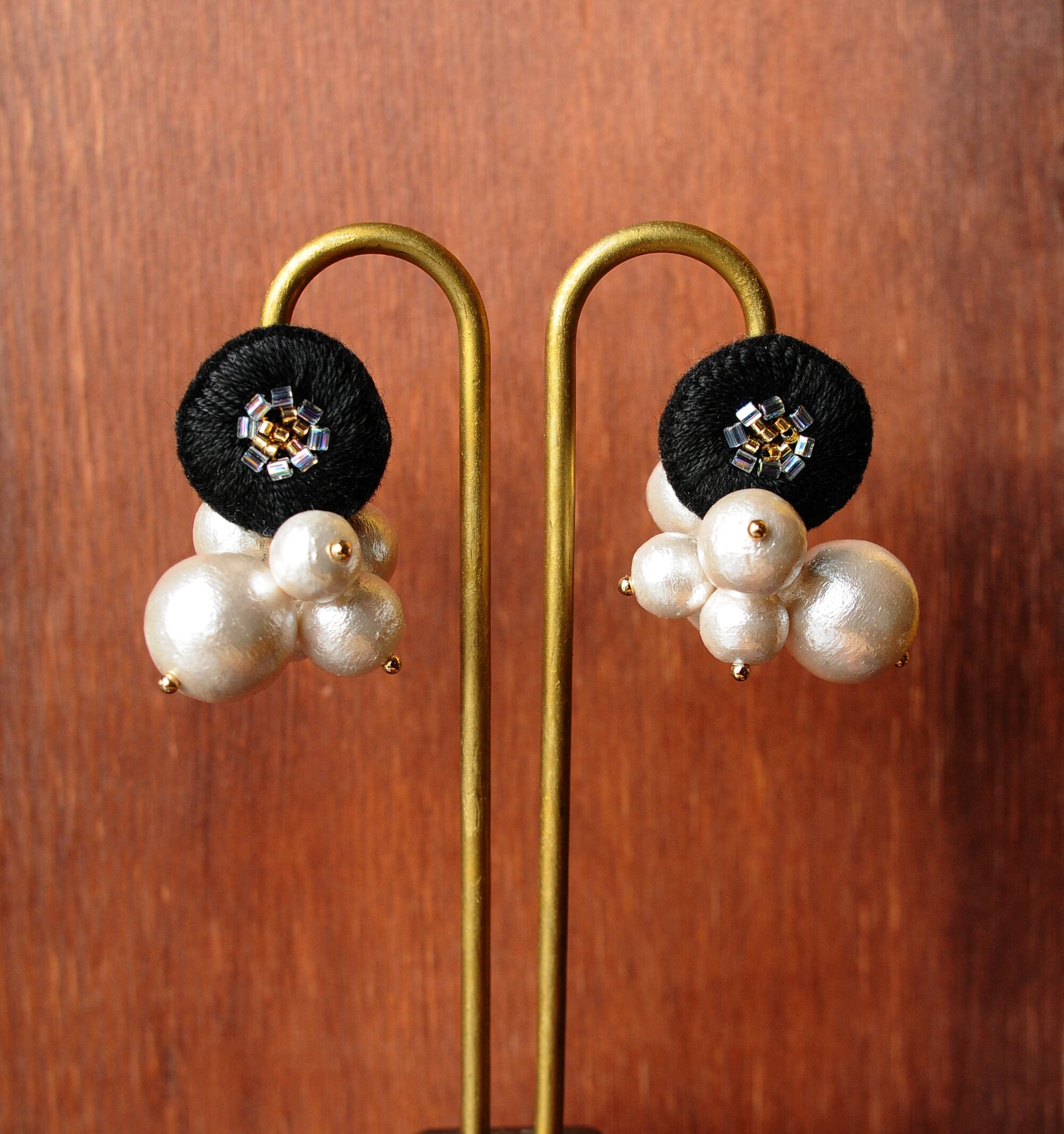 <lucy~イロドル惑星~>刺繍ピアス◎あふれるパール