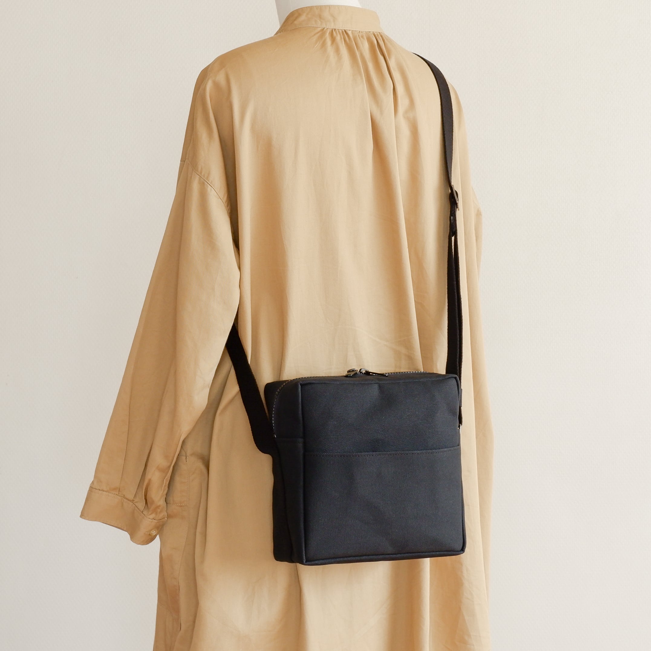 正方形ミニショルダー 黒 / 6号帆布 | aoya bags | シンプルで少し