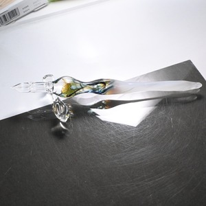 インクと白のガラスペン