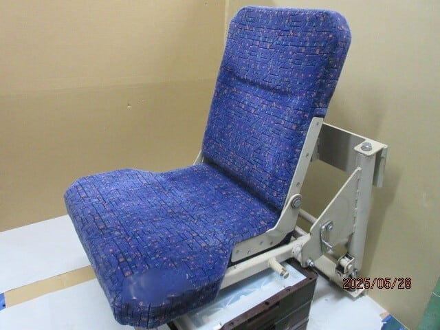 半蔵門線8000系 乗務員室 椅子【428】 | メトロの缶詰 鉄道部品ショップ