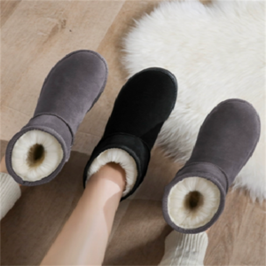 【送料無料】 ブーツ ムートン 2色 裏起毛 ボア 靴 シューズ ローヒール ラウンドトゥ 丸トゥ 裏地 スエード 可愛い 大人可愛い きれいめ シンプル カジュアル コンサバ 華やか 大人 上品 おしゃれ 主役級 こなれ感 高見え 無地 オールシーズン レディース レディース 女性用 防寒 ママ 10代 20代 30代 40代 デート お出かけ 女子会 お呼ばれ 休日 お茶会 授業参観 デイリーユース 普段使い ファッション コーデ スタイル 楽ちん 歩きやすい 定番 プチプラ ブラック グレー