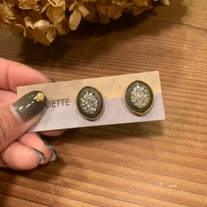 イヤリング　小粒なアンティーク風ボタン