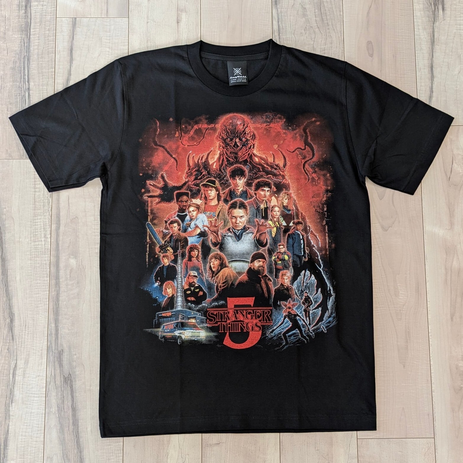 【 Stranger Things / ストレンジャーシングス  】ストレンジャーシングスSeason5 広告PRイラストデザイン / Tシャツ〚アメリカン雑貨 アメトイ〛