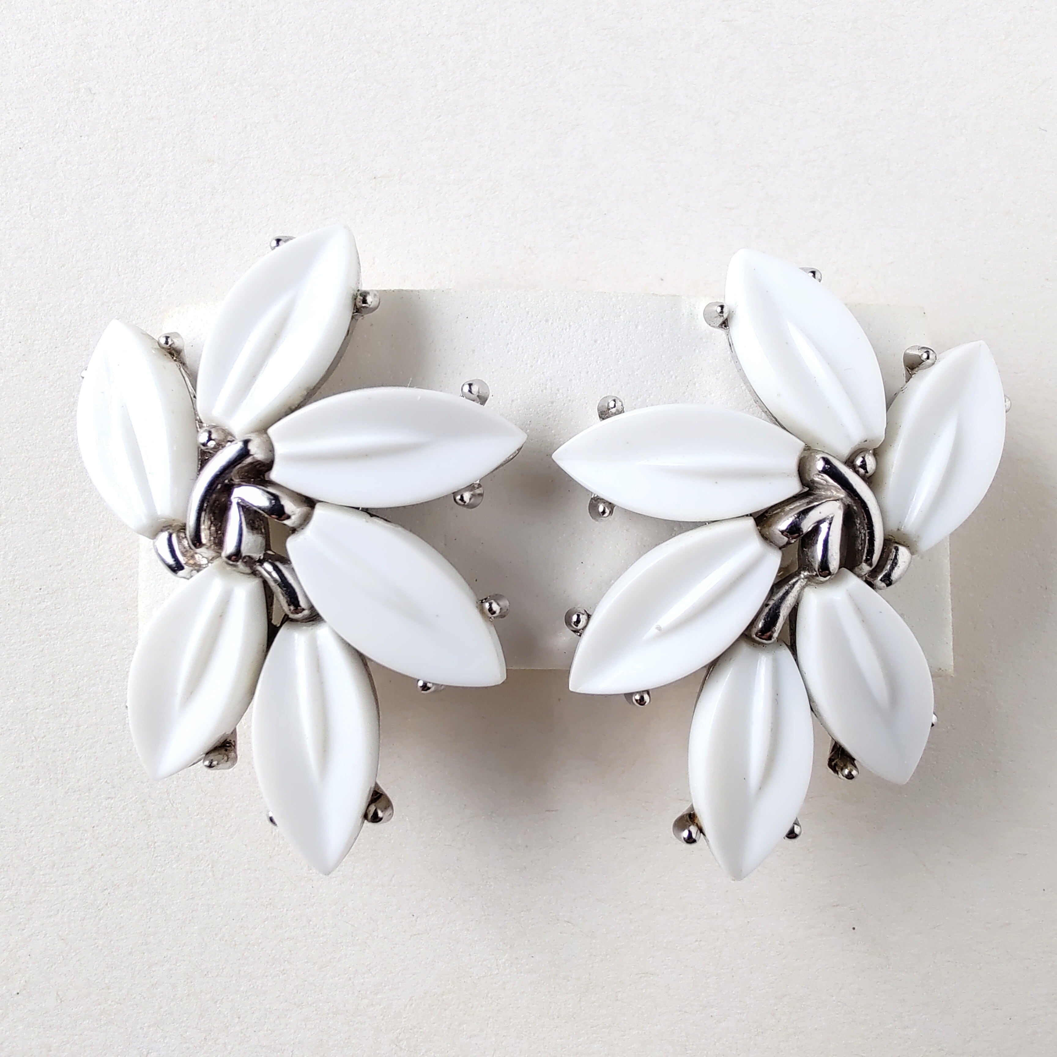 TRIFARI》 white leaf thermoset vintage earrings トリファリ