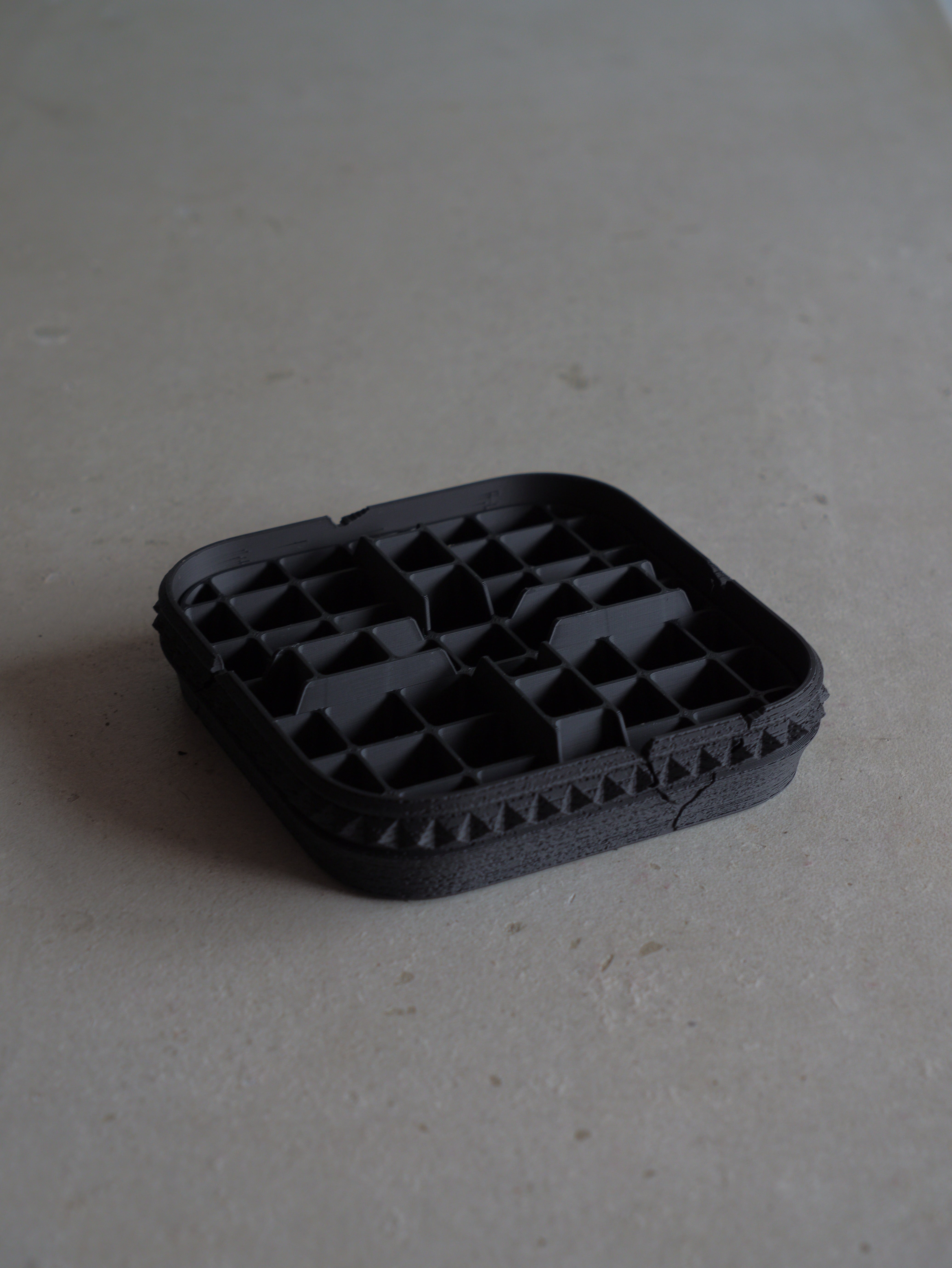 UKEZARA 'SQUARE STUDS' XL | R3LABO