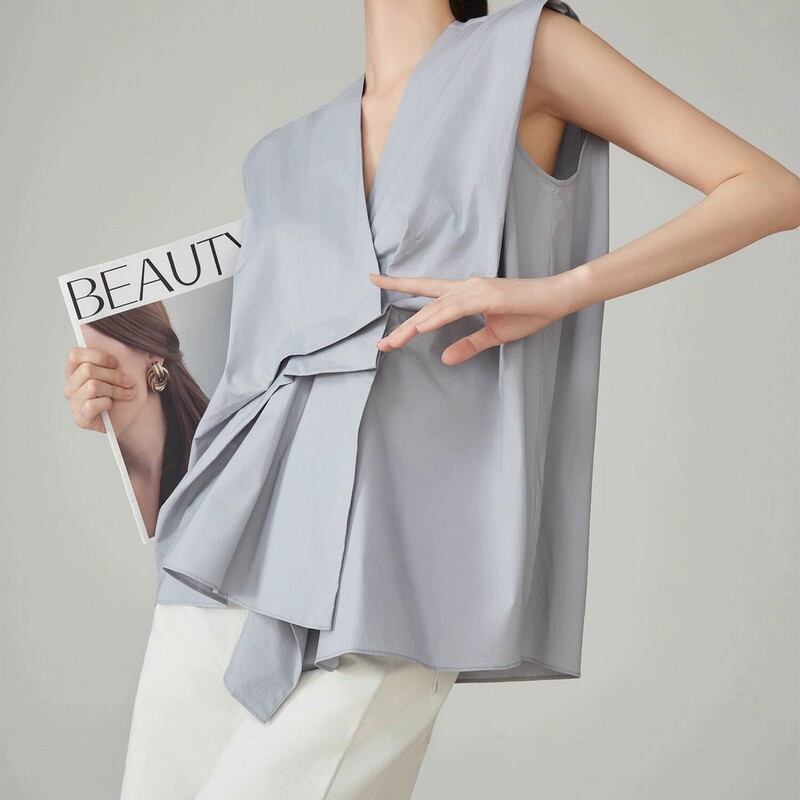 irregular v-neck pleated sleeveless shirt W00379