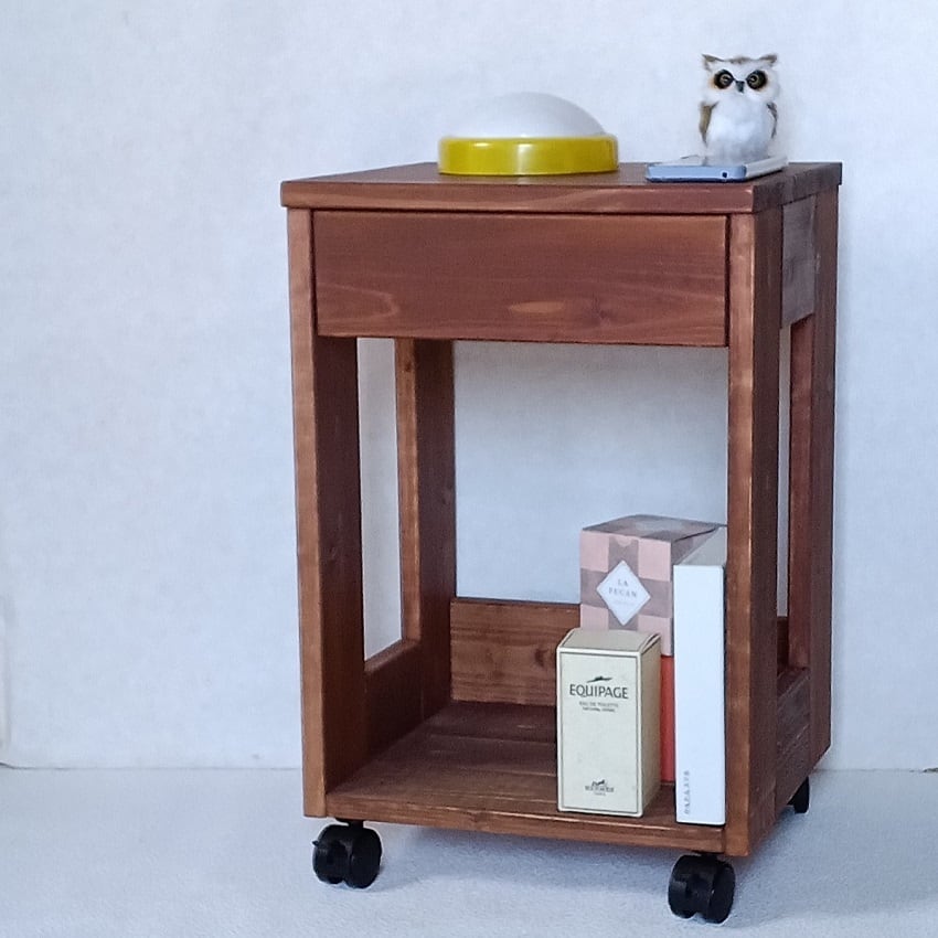 新作ハンドメイドマイルド色扉付きナイトテーブル、サイドテーブル