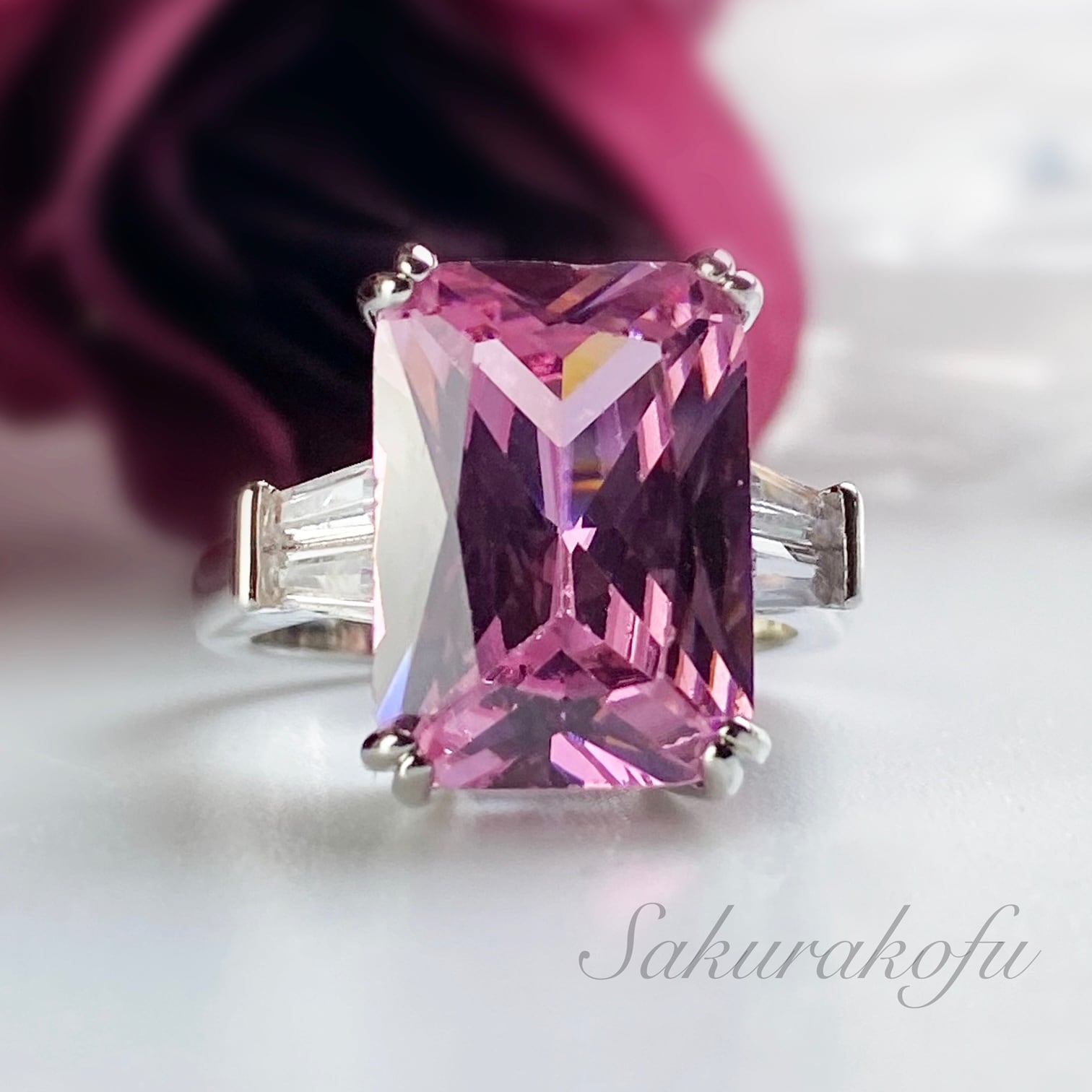 D105 送料無料☆即納 指輪 レディース リング ゴージャス ピンクサファイア 縦長スクエア テーパー シルバー ロジウムコーティング 人工宝石 ジルコニア【D105】